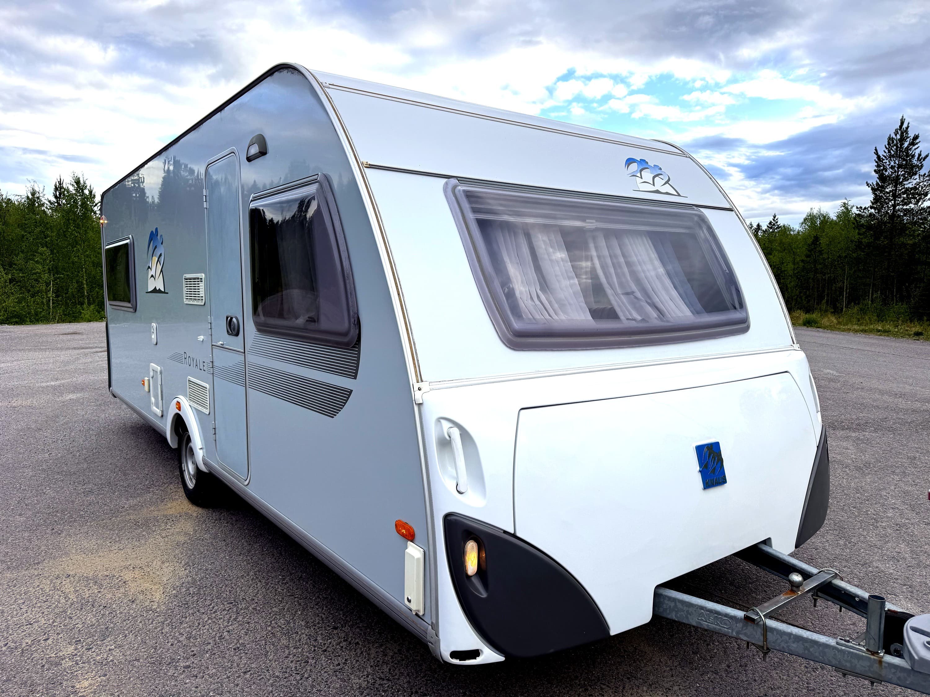 Campingvagn uthyres Luleå, Knaus 580 Royale UK framifrån